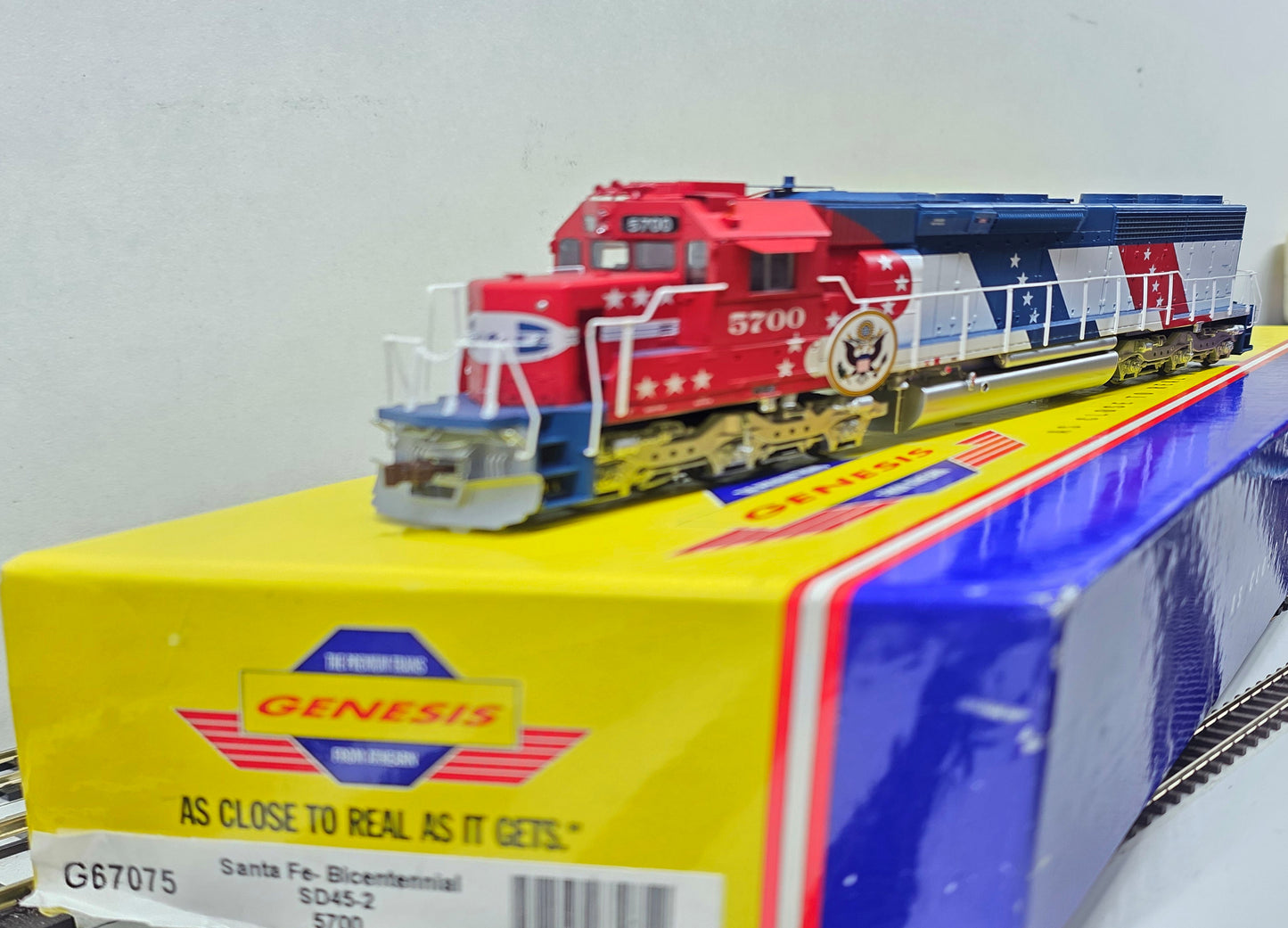 GENESIS HO Gauge #G67075 Santa Fe Bicentennial SD45-2 #5700 - Chester Model Centre