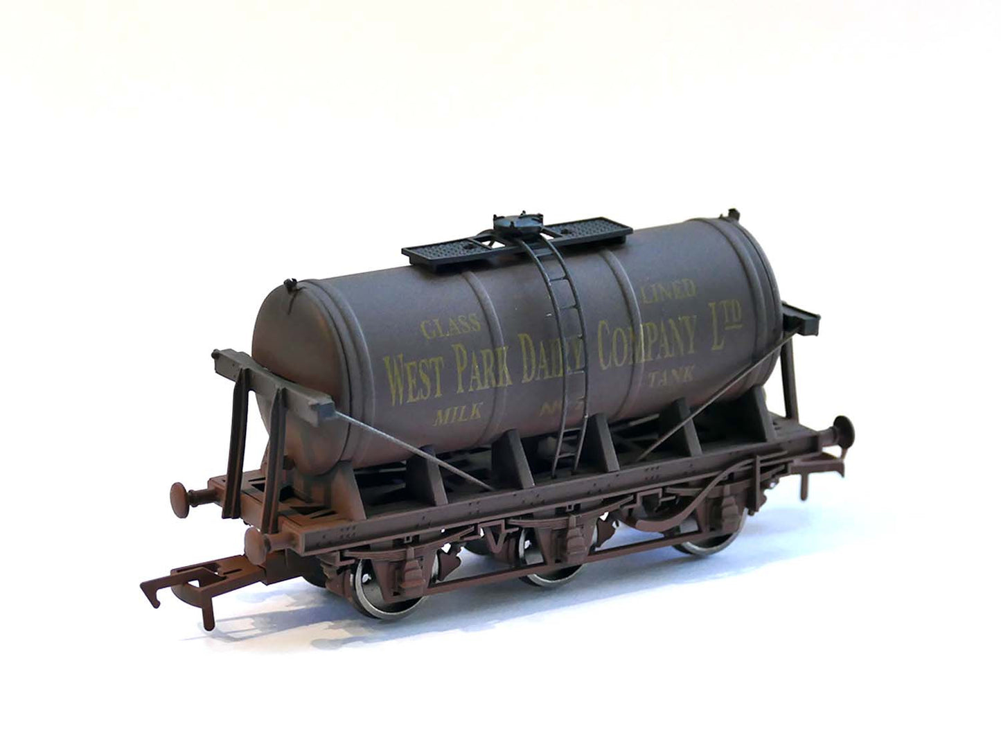 Dapol 4F-031-048 OO Gauge 6 WHEEL MILK TANK WEST PARK DAIRY 7 WEATHERED - Chester Model Centre