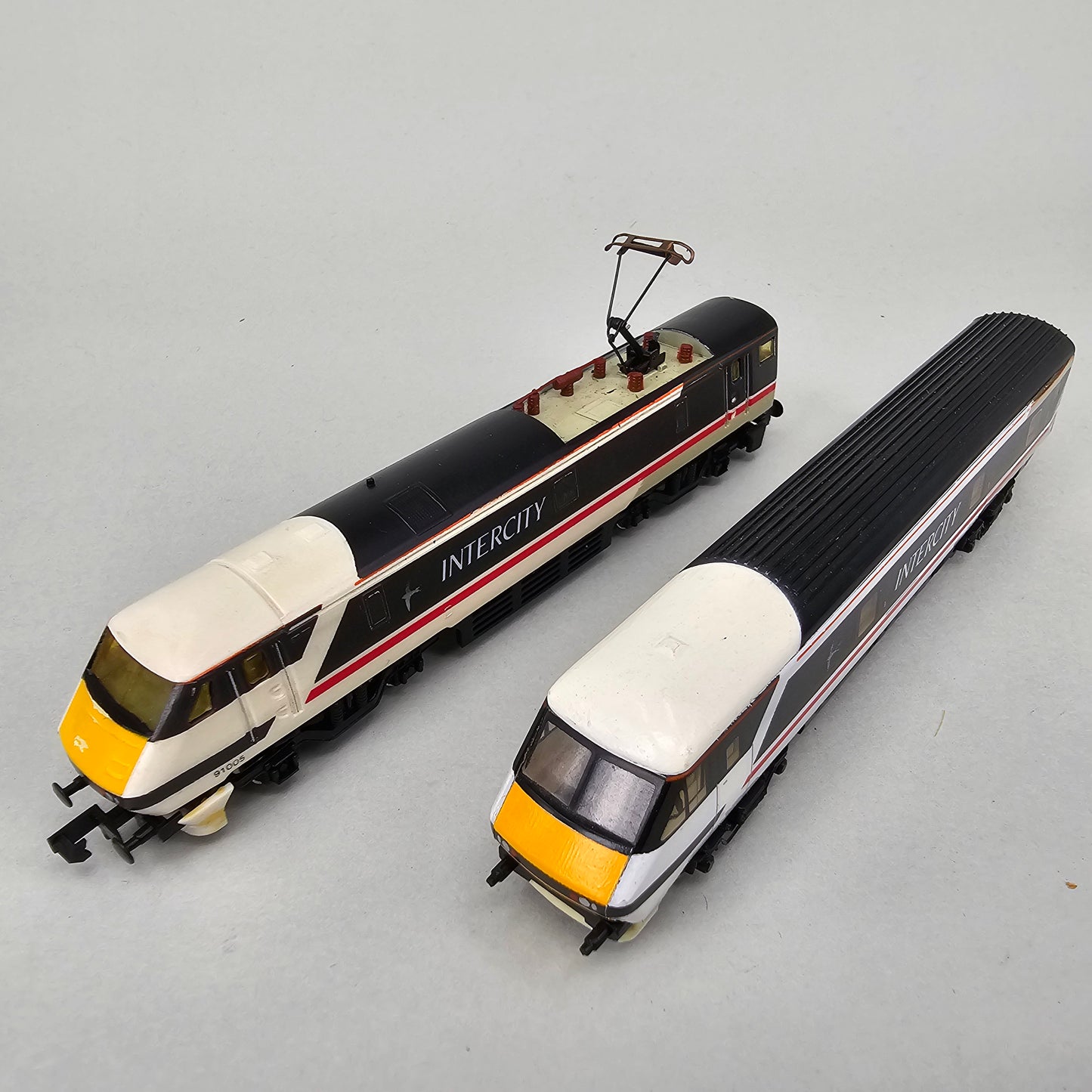 Graham Farish N Gauge, Pair of Class 91 (91005) and DVT (82204) in Intercity Swallow livery - Chester Model Centre