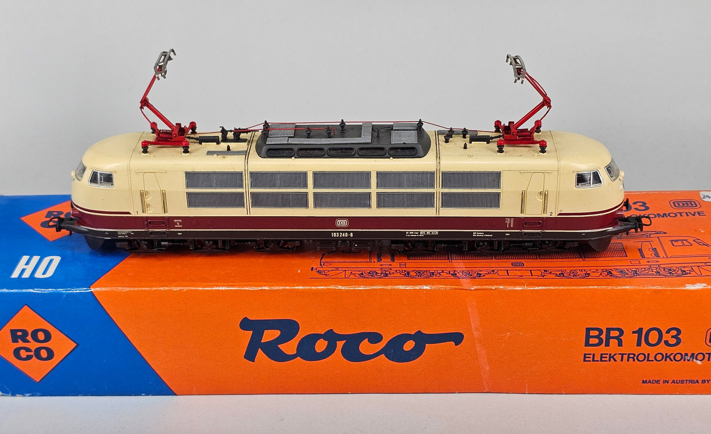 Roco 43418 BR 215 Diesel Locomotive Blue/Cream - Chester Model Centre