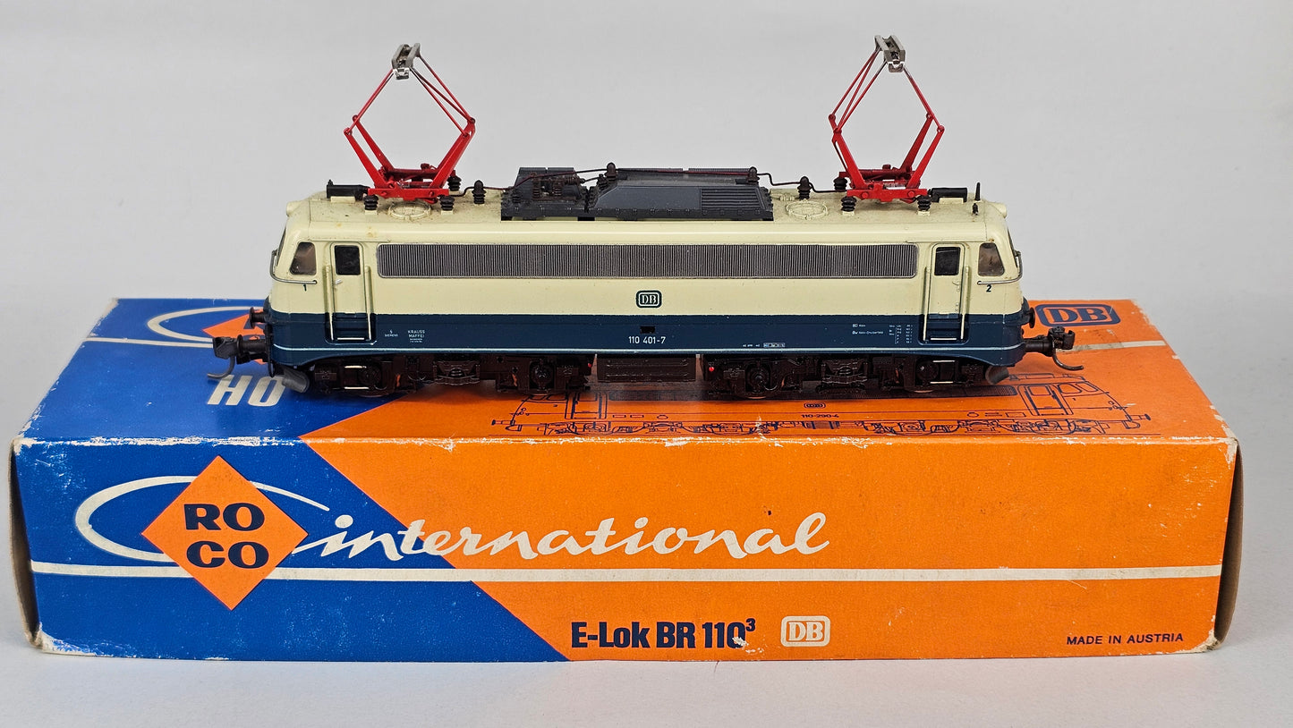 Roco 4137B BR Class 110 Electric Locomotive Blue/Beige - Chester Model Centre
