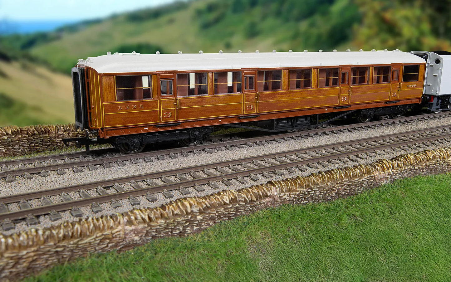 HORNBY R40453 LNER - Gresley Corridor - 31869 - Third Class Coach - Era 3 (1923-1947) - Chester Model Centre