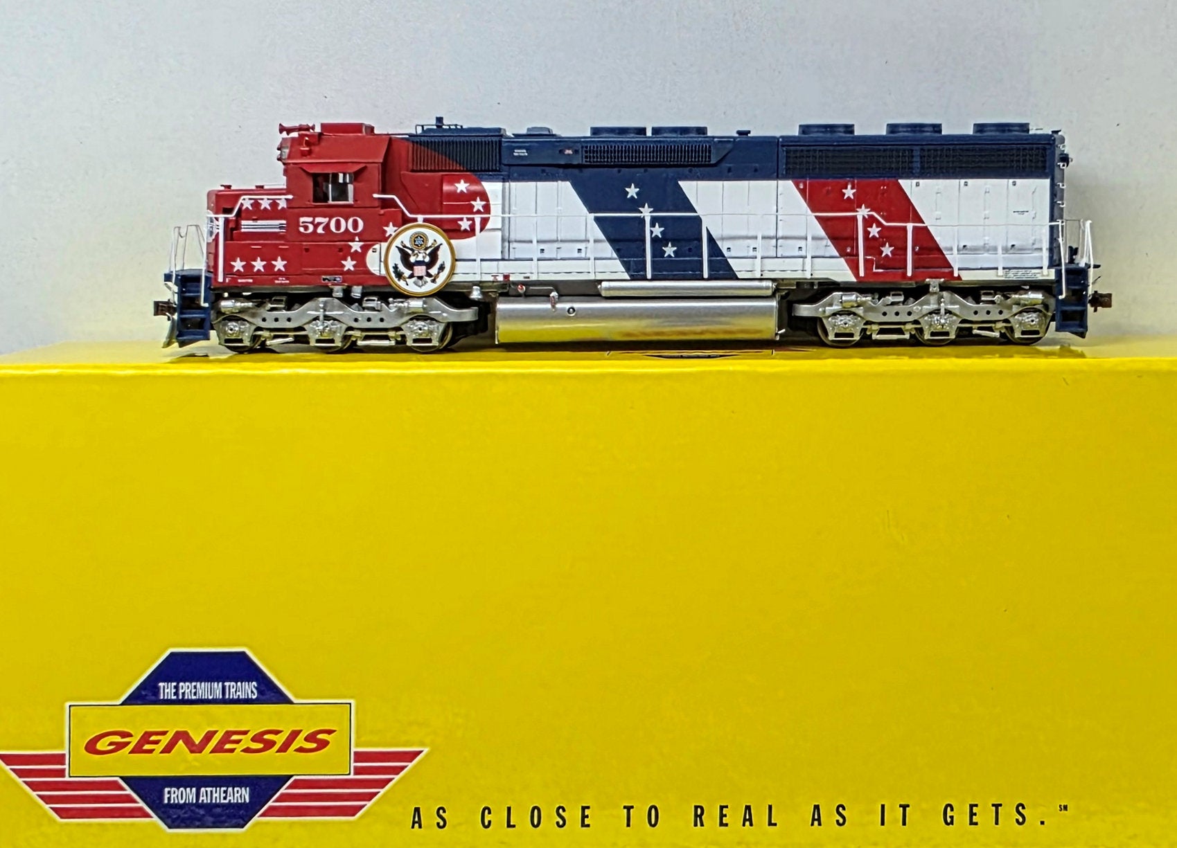 GENESIS HO Gauge #G67075 Santa Fe Bicentennial SD45-2 #5700 - Chester Model Centre