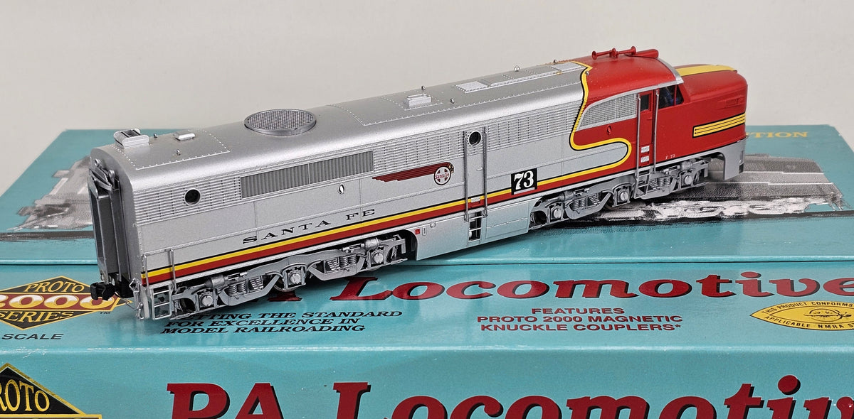 PROTO 2000 SERIES HO Scale Item:21569 PA Locomotive AT&SF #73 in Warbonnet Silver/Red Livery (DC Only) - Chester Model Centre