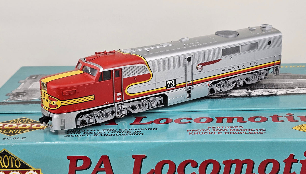 PROTO 2000 SERIES HO Scale Item:21569 PA Locomotive AT&SF #73 in Warbonnet Silver/Red Livery (DC Only) - Chester Model Centre