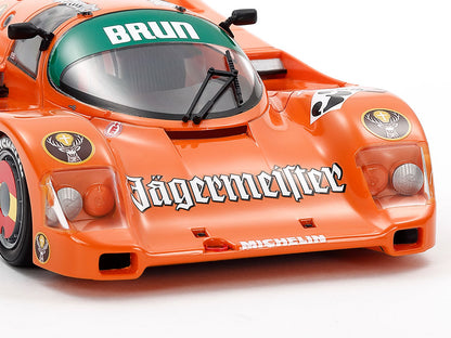 The 962C had a shorter front overhang than the 956, leading to more pronounced fender curve.