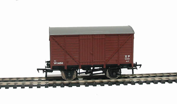 Bachmann Branch line 37-726 12 Ton Ventilated Van BR Brown - Chester Model Centre