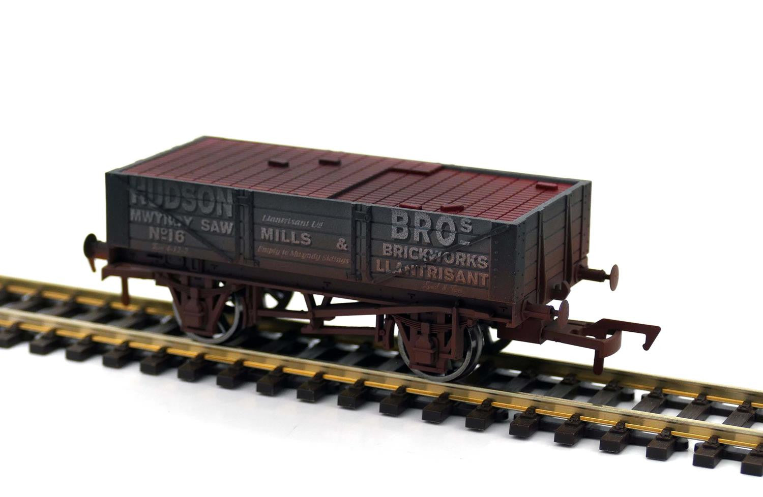 Dapol 4F-040-022 OO GAUGE 4 PLANK WAGON HUDSON BROS 16 - WEATHERED - Chester Model Centre