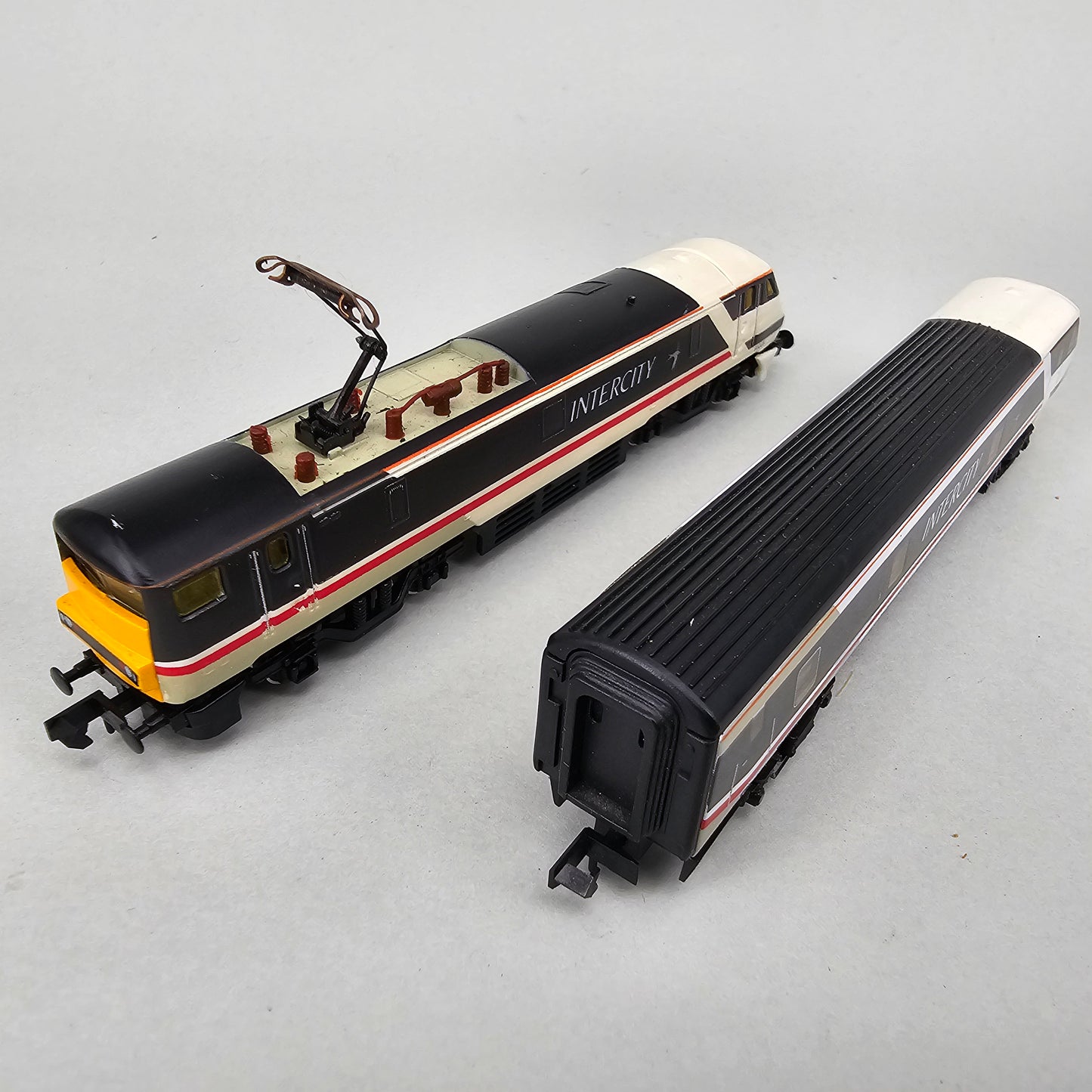 Graham Farish N Gauge, Pair of Class 91 (91005) and DVT (82204) in Intercity Swallow livery - Chester Model Centre