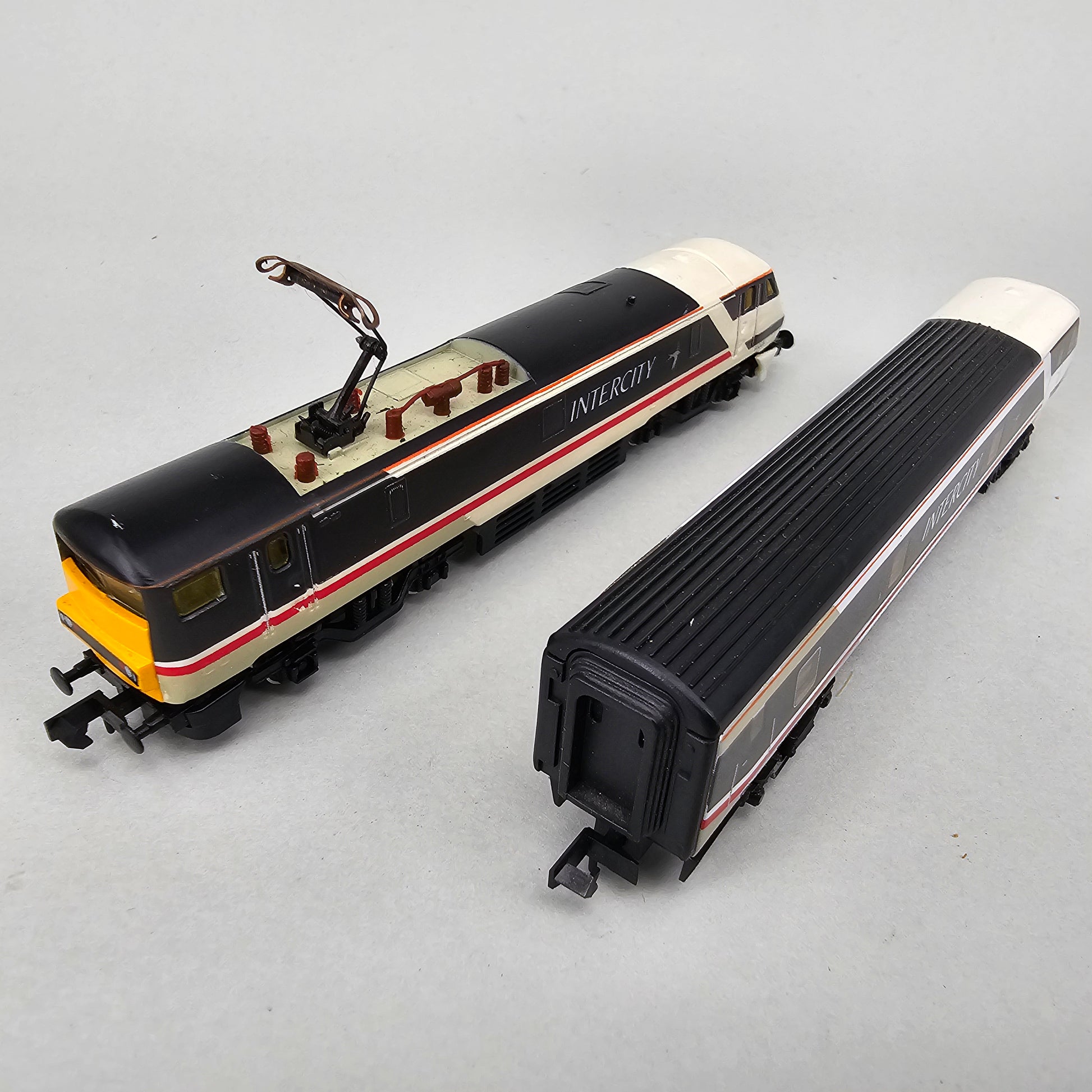 Graham Farish N Gauge, Pair of Class 91 (91005) and DVT (82204) in Intercity Swallow livery - Chester Model Centre