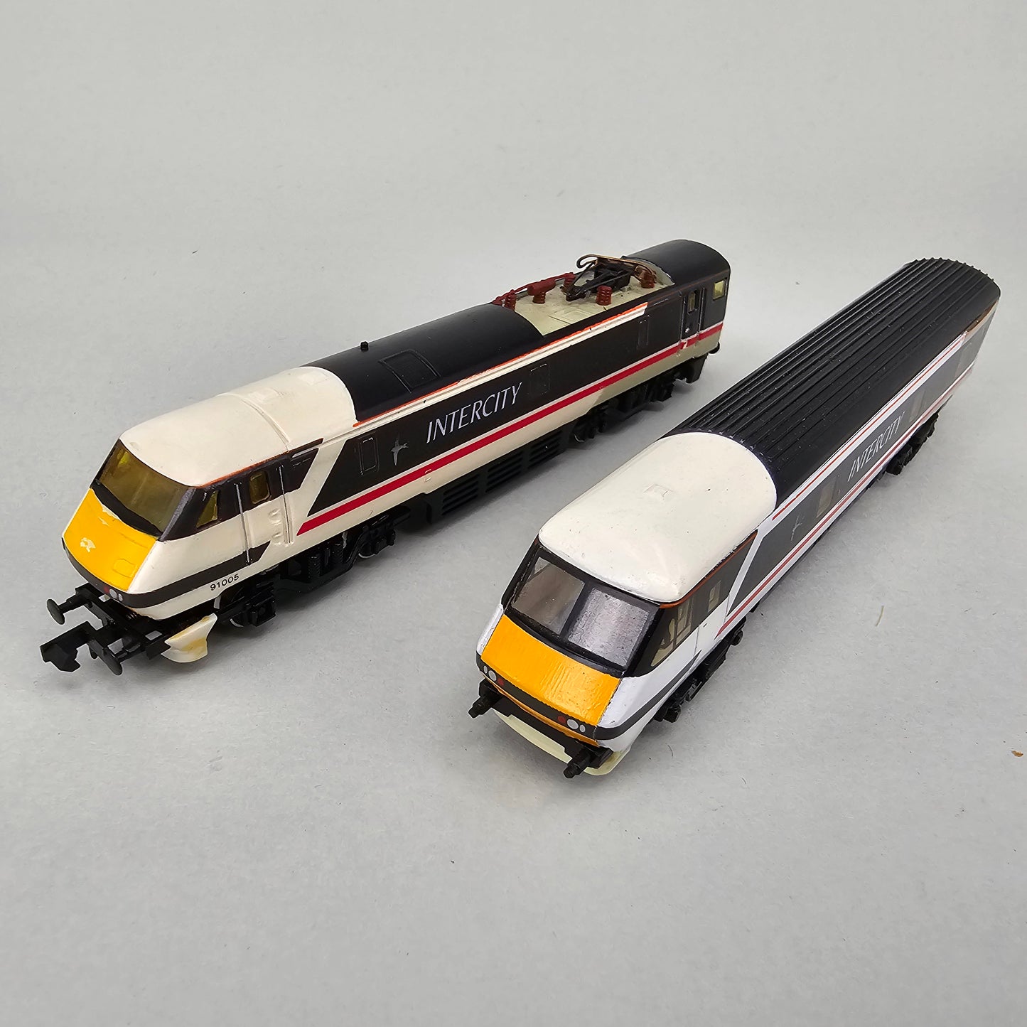 Graham Farish N Gauge, Pair of Class 91 (91005) and DVT (82204) in Intercity Swallow livery - Chester Model Centre
