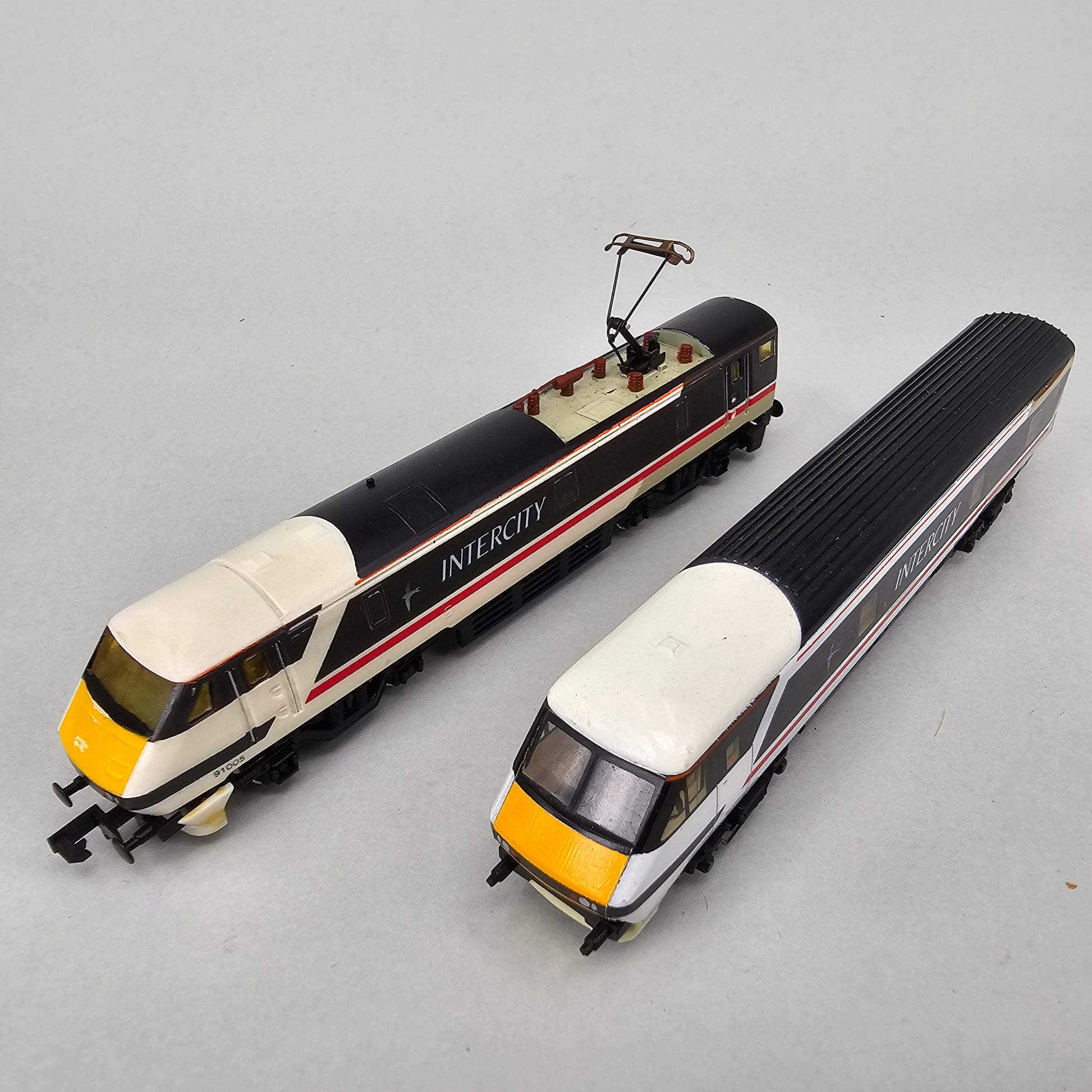 Graham Farish N Gauge, Pair of Class 91 (91005) and DVT (82204) in Intercity Swallow livery - Chester Model Centre