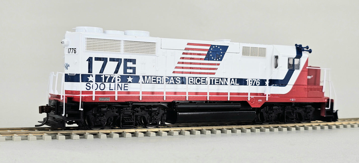 ATHEARN #94223 HO Gauge GP35 Soo Line #1776 'America's Bicentennial' Locomotive (Quick Plug DCC Equipped)