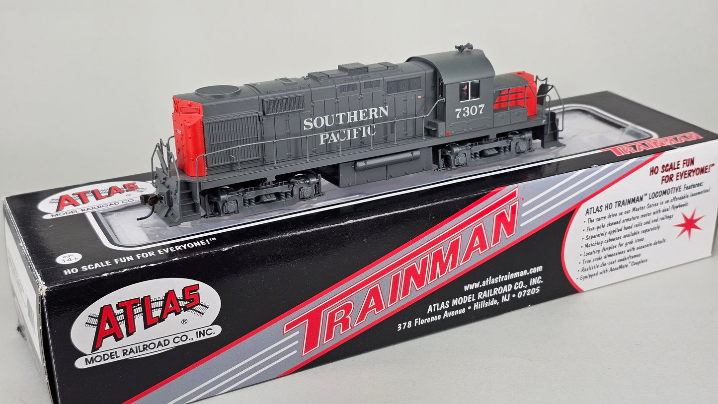 Atlas Trainman 10000569 HO Scale Southern Pacific RS-32 Diesel Locomotive #7307 Grey/Red Livery (DC Only)