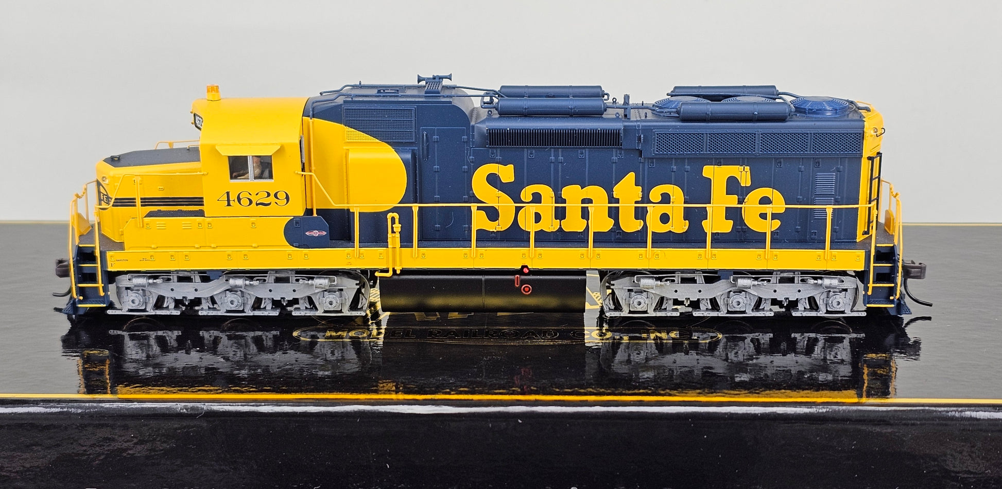 ATLAS Railroad Co. HO Scale Item:7941 Santa Fe (Blue/Yellow Livery) ROAD #4629 SD-26 Locomotive Gold Series - With Decoder and Sound - Chester Model Centre
