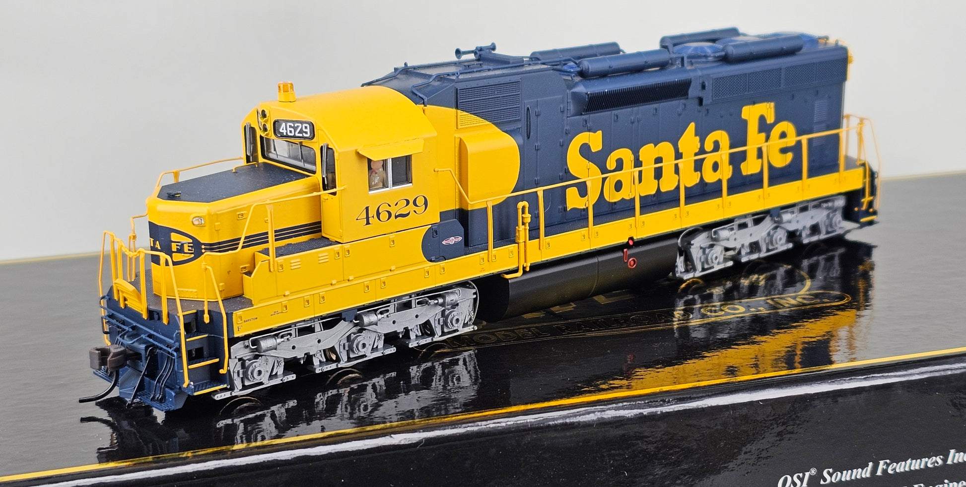 ATLAS Railroad Co. HO Scale Item:7941 Santa Fe (Blue/Yellow Livery) ROAD #4629 SD-26 Locomotive Gold Series - With Decoder and Sound - Chester Model Centre