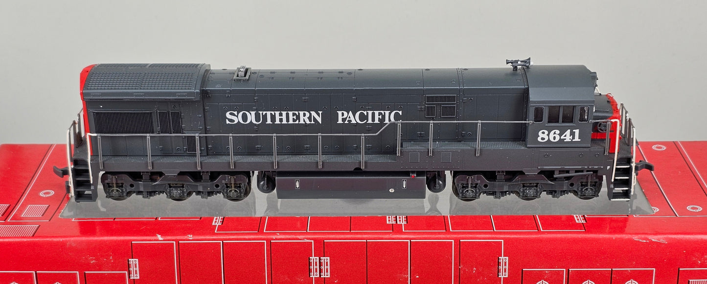 ATLAS Railroad Co. HO Scale #8527 Southern Pacific U33C (Gray/Red Livery) No.8641 (8 pin DCC ready) - Chester Model Centre