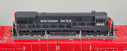 ATLAS Railroad Co. HO Scale #8527 Southern Pacific U33C (Gray/Red Livery) No.8641 (8 pin DCC ready) - Chester Model Centre