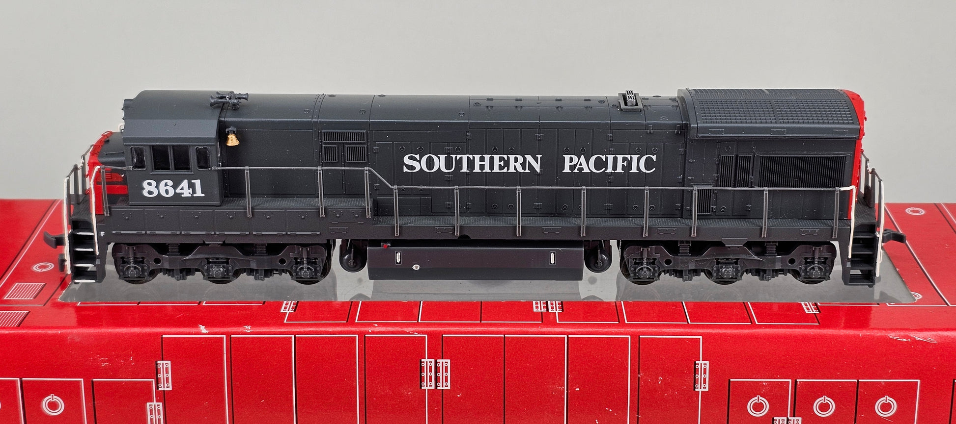 ATLAS Railroad Co. HO Scale #8527 Southern Pacific U33C (Gray/Red Livery) No.8641 (8 pin DCC ready) - Chester Model Centre