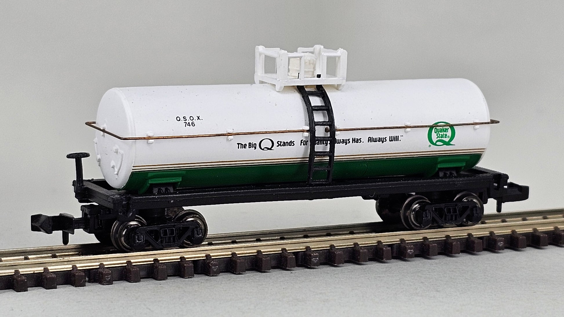 BACHMANN N Gauge Silver Series: #73487 - 40' Single Dome Tank Wagon 'Quaker State' Branding - Chester Model Centre