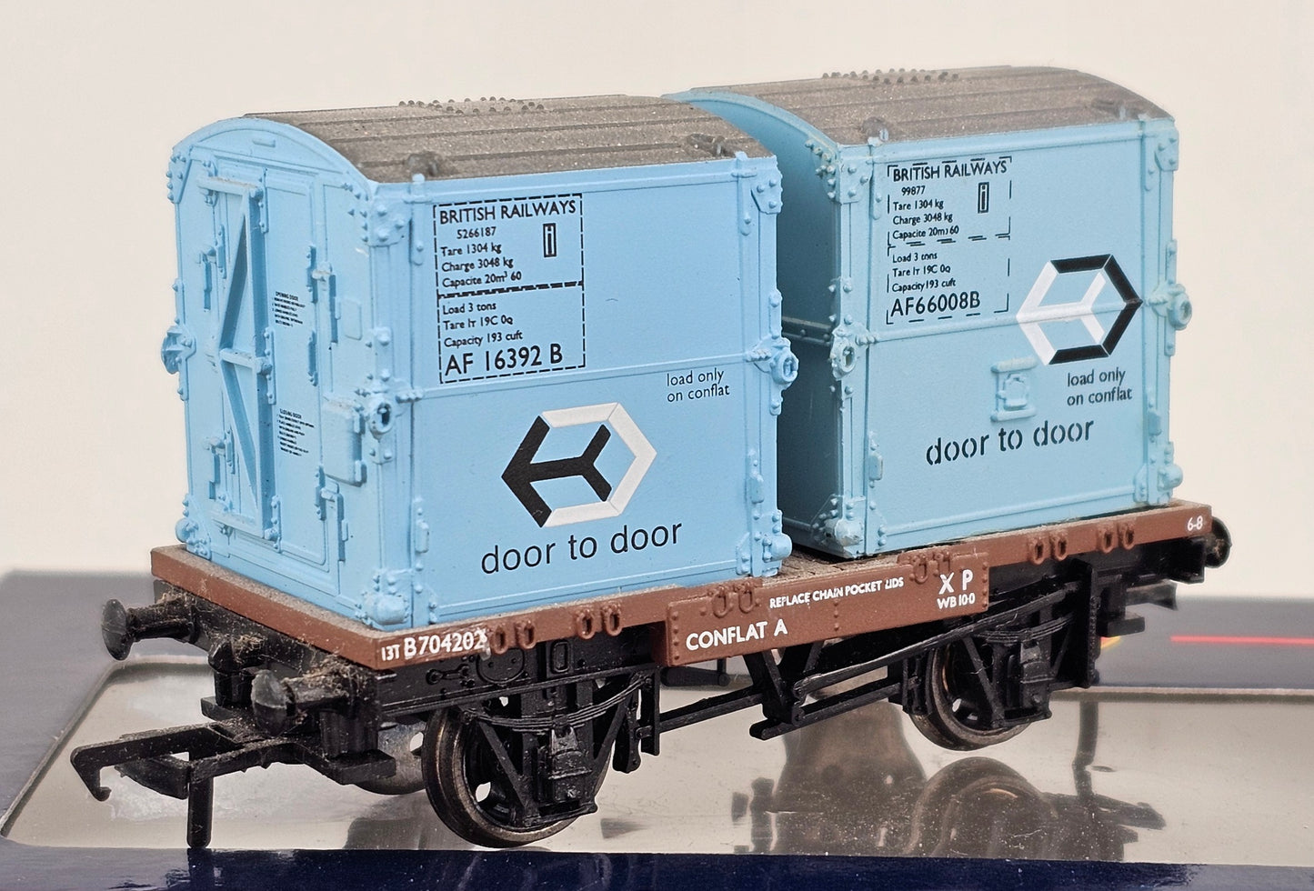 BACHMANN 37-976 CONFLAT A with Two AFU Containers - Chester Model Centre