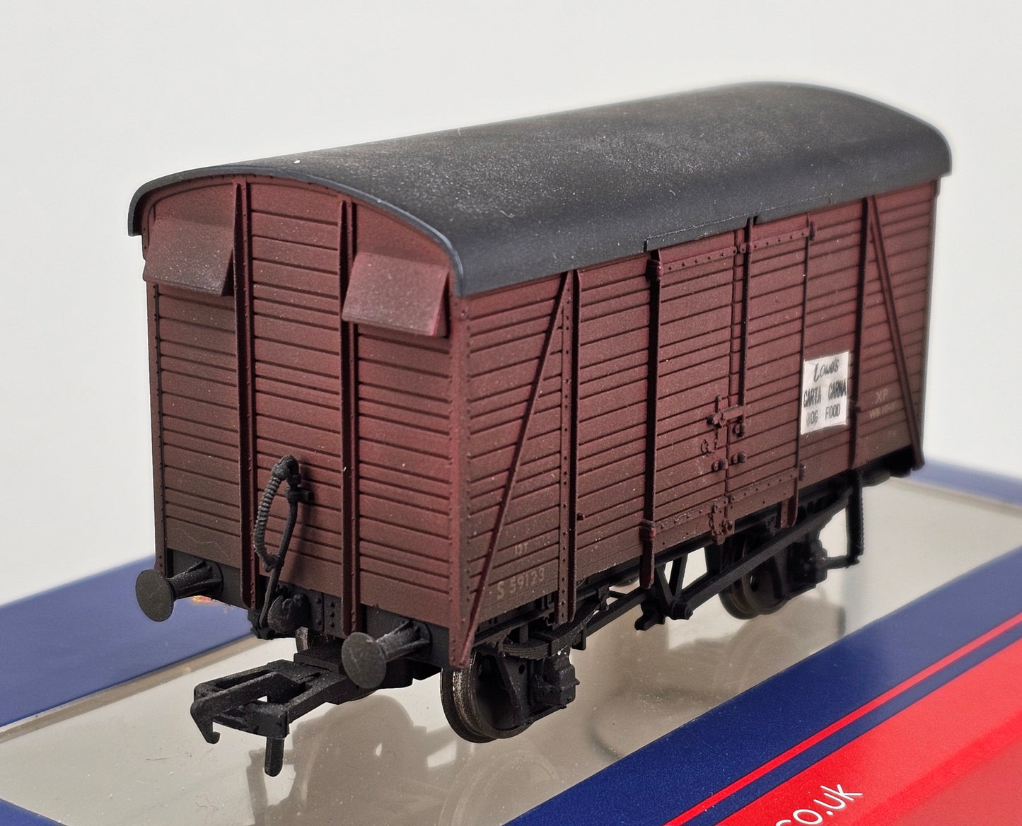 BACHMANN 38-082A 12T Southern 2+2 Planked Vent Van BR Bauxite - Chester Model Centre