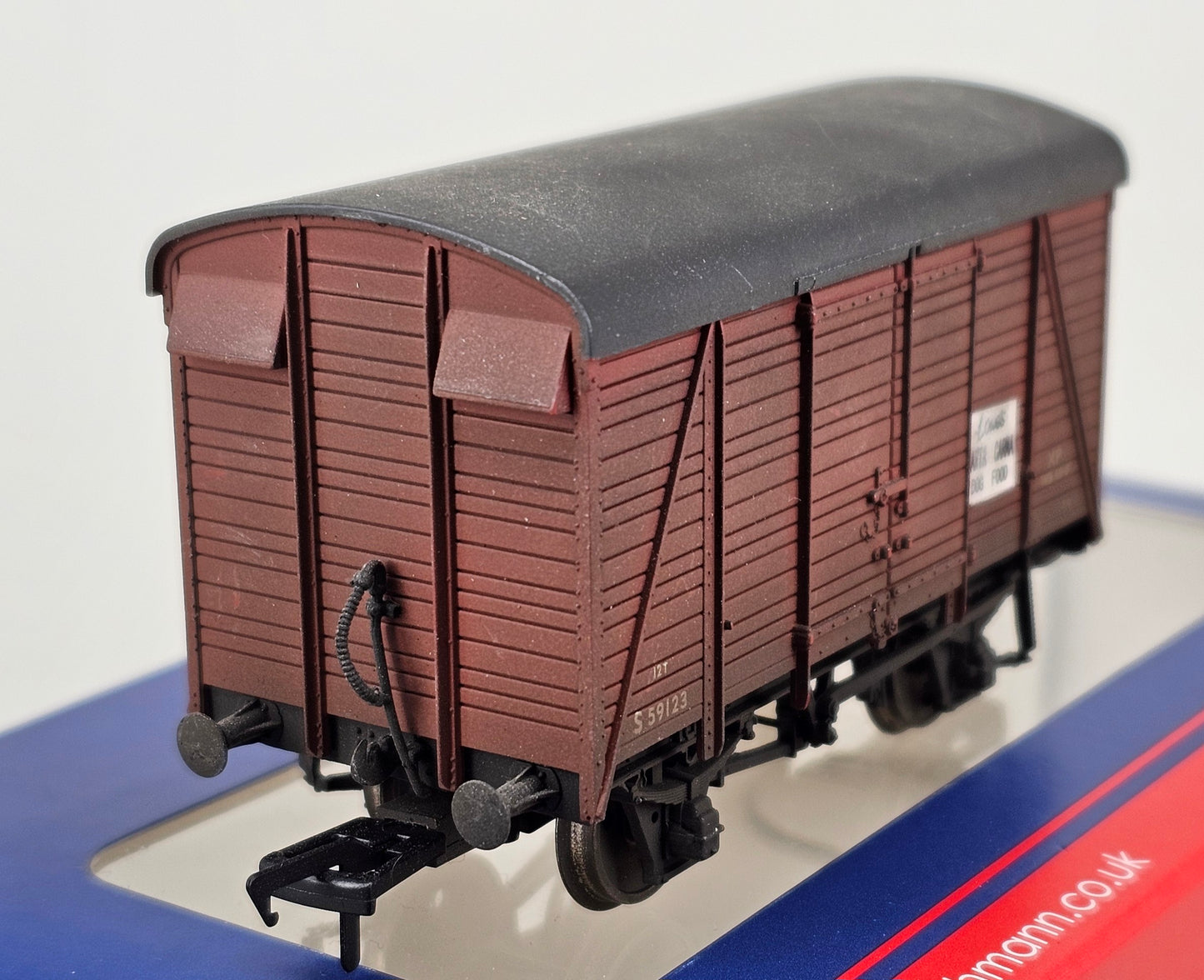 BACHMANN 38-082A 12T Southern 2+2 Planked Vent Van BR Bauxite - Chester Model Centre