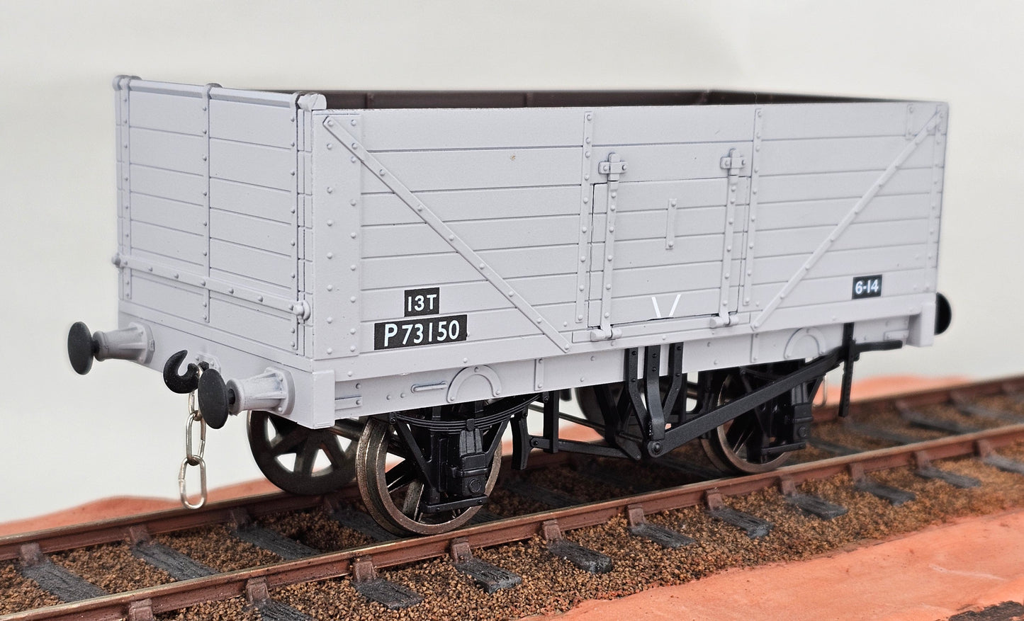 DAPOL 7F-071-034 BR 7 Plank Open Wagon (Grey) No.P73150 (Factory Second - Door wrong end) - Chester Model Centre