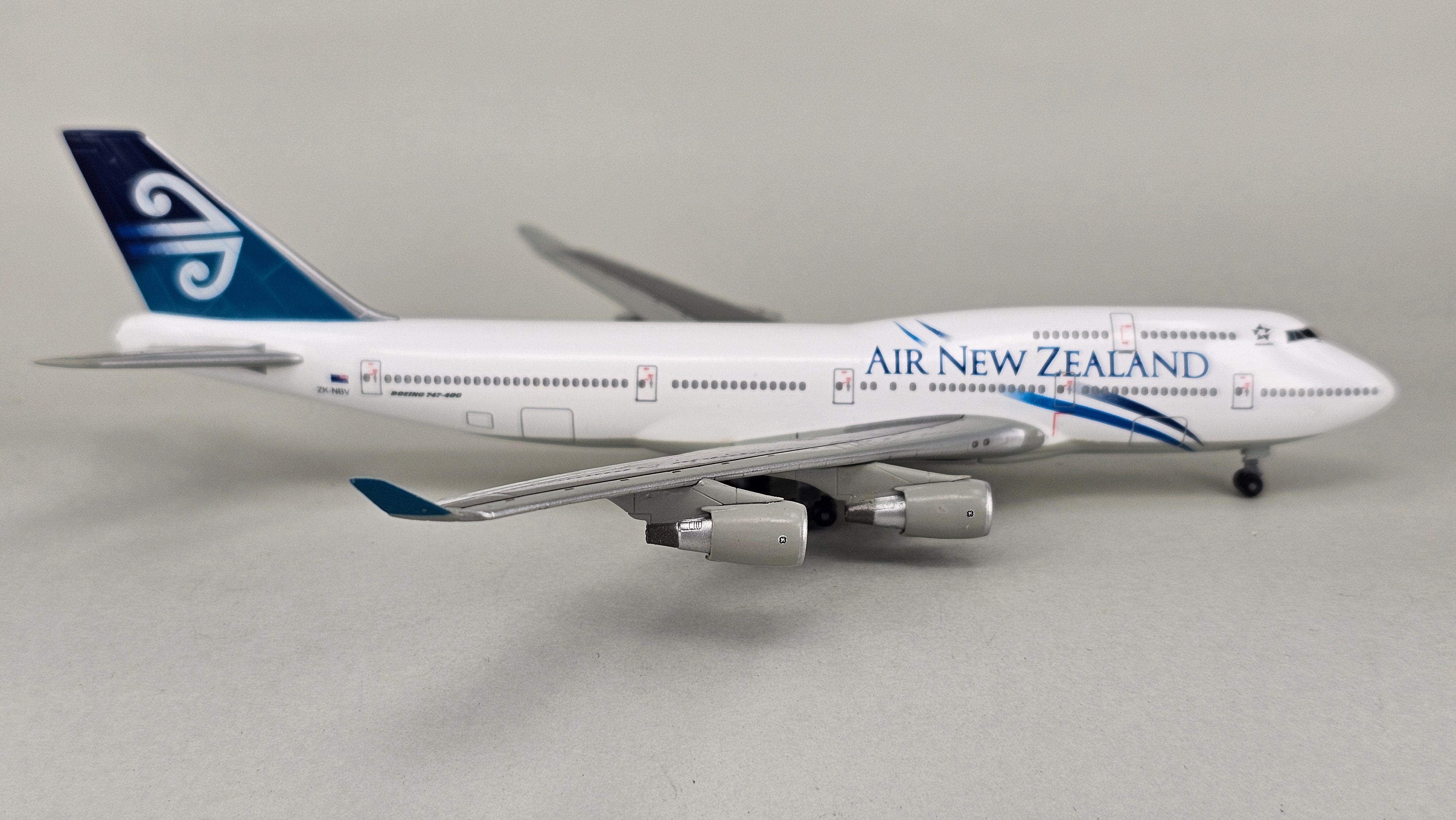 Dragon Wings Premiere Collection 1:400 Scale Die-cast Boeing 747