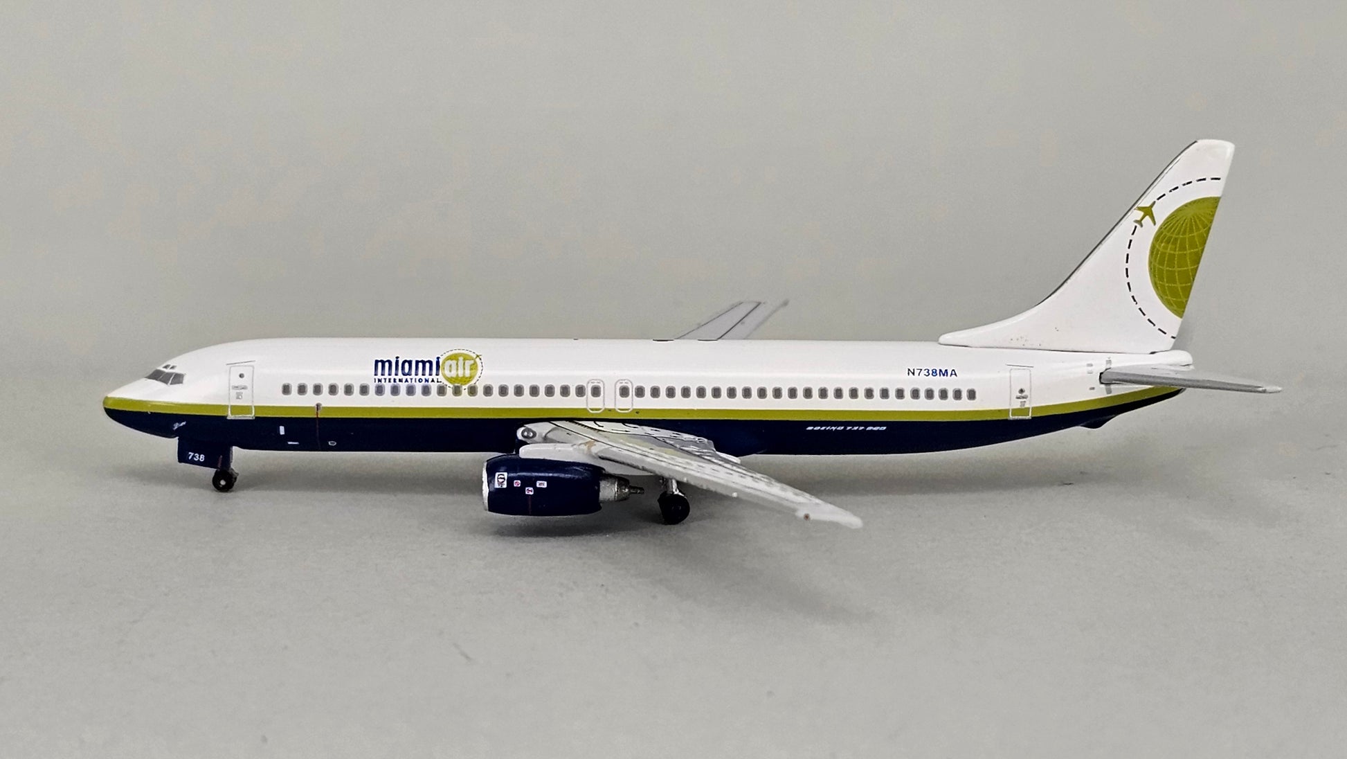 Gemini Jets 1:400 Scale Die-cast Boeing 737-800 'MiamiAir' Model Aircraft. Reg No.N738MA - Chester Model Centre