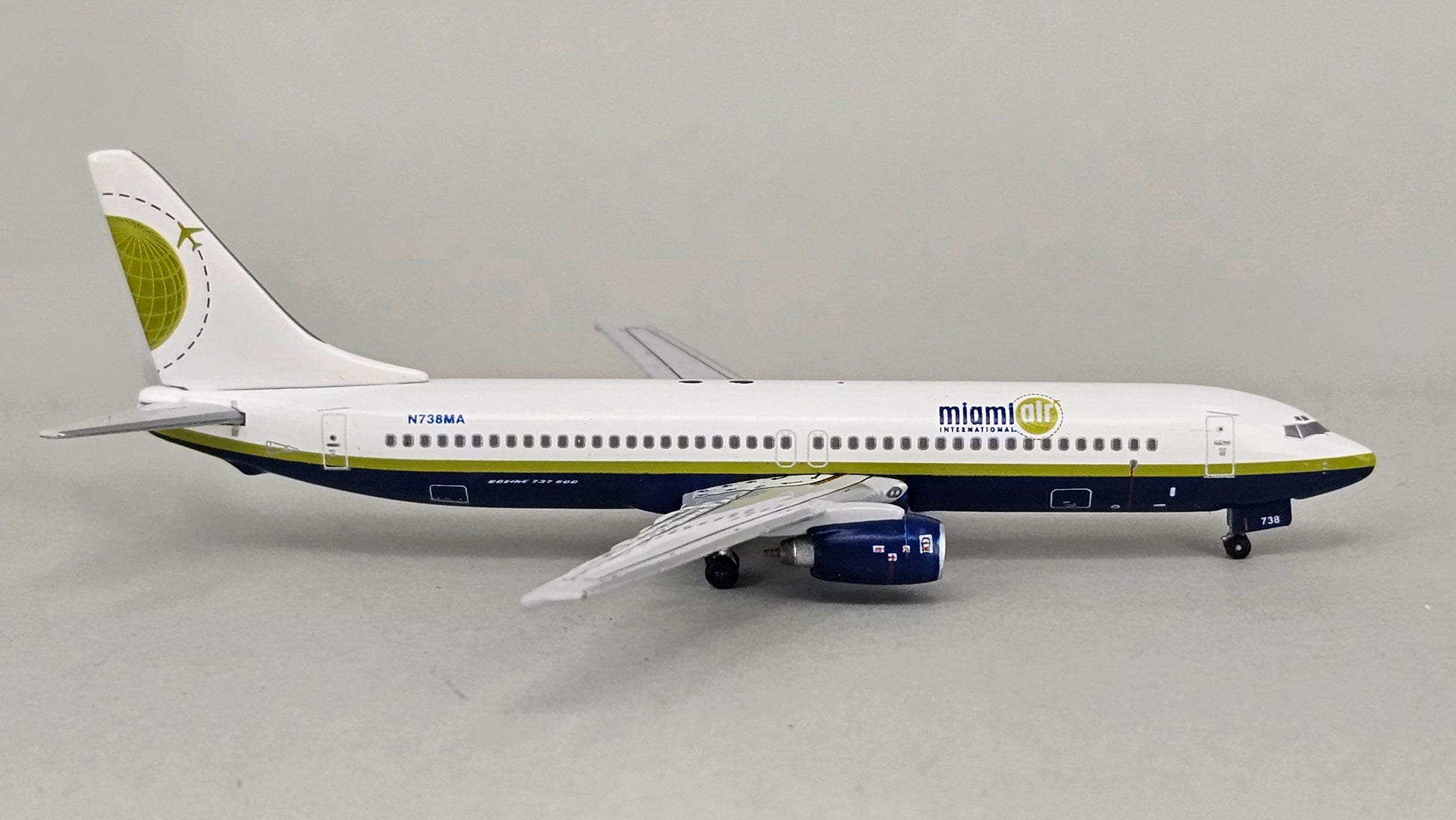 Gemini Jets 1:400 Scale Die-cast Boeing 737-800 'MiamiAir' Model Aircraft. Reg No.N738MA - Chester Model Centre