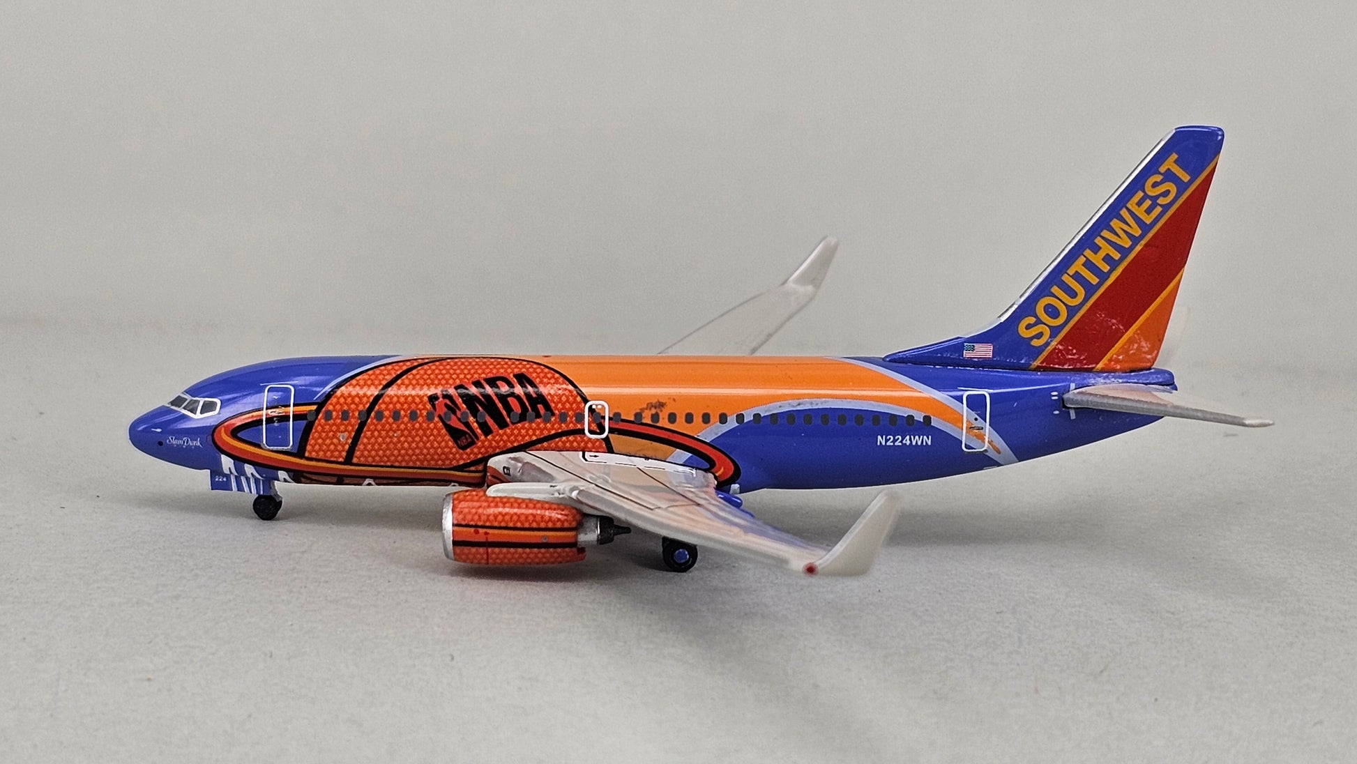 Gemini Jets Limited Edition Collectible 1:400 Scale Die-cast Boeing 737-700 'Southwest Airlines' Model Aircraft. Reg No.N224WN - Chester Model Centre