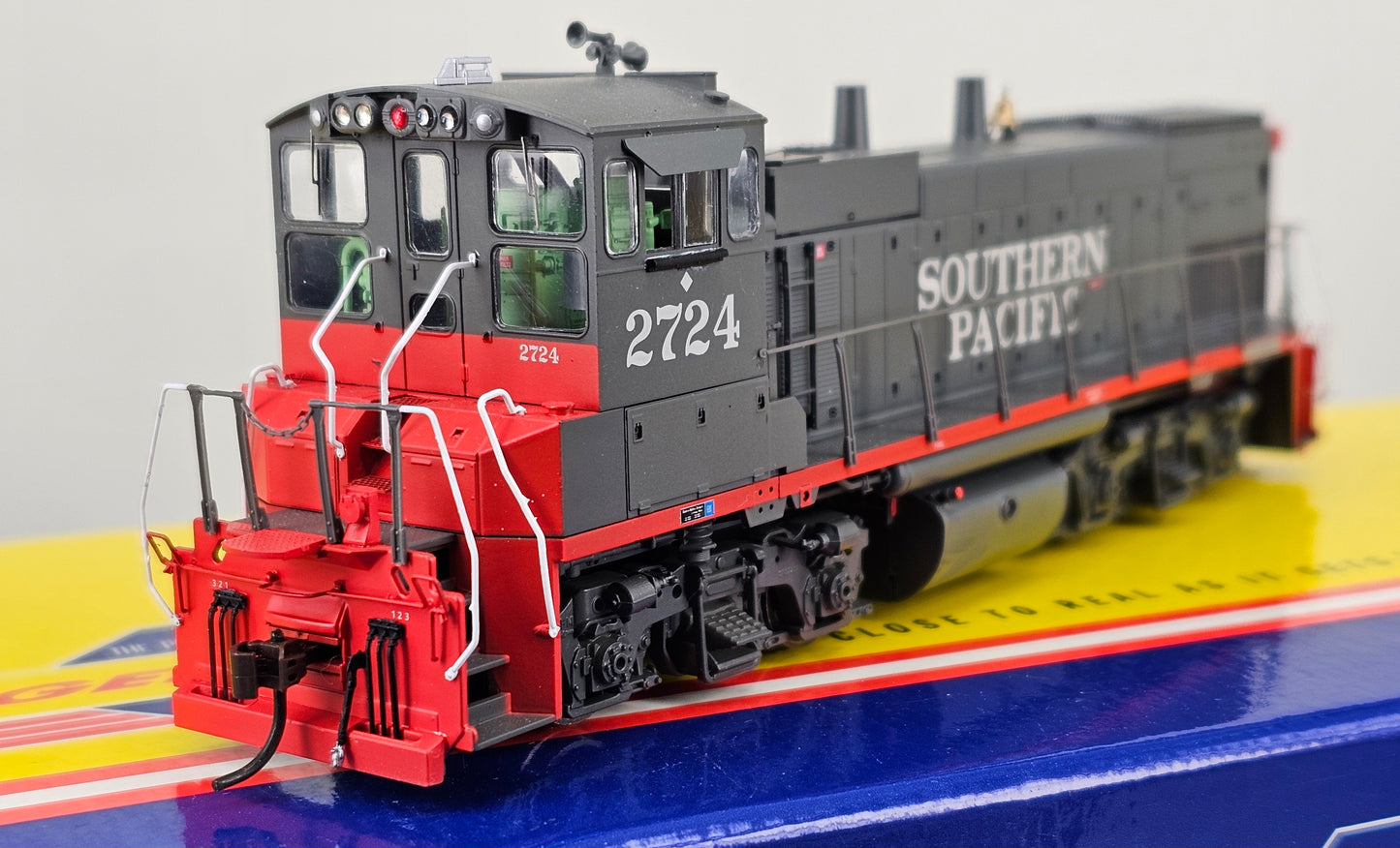 ATHEARN Genesis HO Scale G66066 Southern Pacific MP15-AC 2724 Switcher Locomotive (DCC Ready) - Chester Model Centre