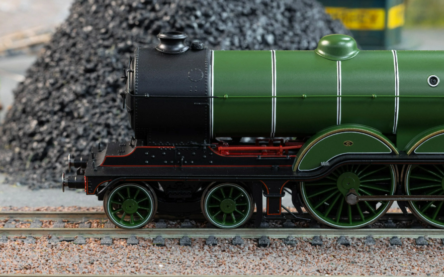 HORNBY R30502 LNER B12 Class Locomotive 4-6-0 No.8572 DCC Ready - 8 Pin
