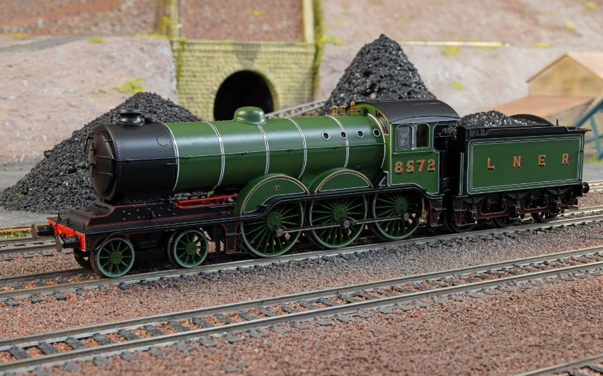 HORNBY R30502 LNER B12 Class Locomotive 4-6-0 No.8572 DCC Ready - 8 Pin