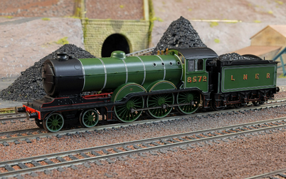 HORNBY R30502 LNER B12 Class Locomotive 4-6-0 No.8572 DCC Ready - 8 Pin