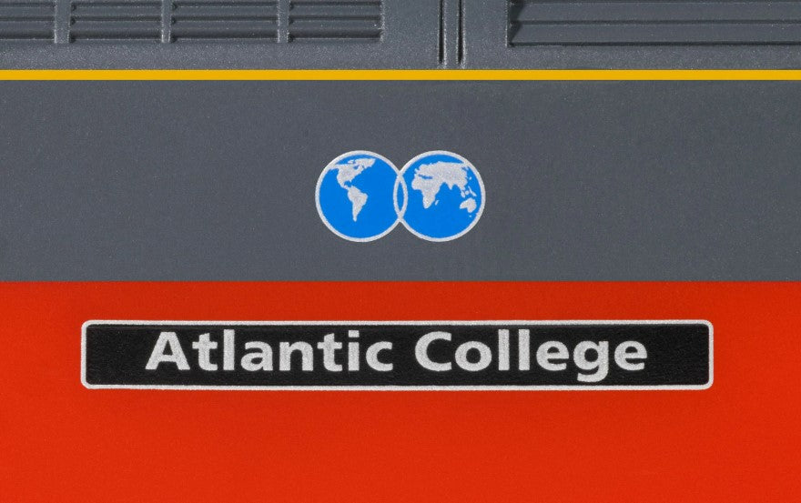 HORNBY R30543 RailRoad: RES - Class 47 - 'ATLANTIC COLLEGE' 47749 Era 8 - Sectorisation - DCC Ready 21 Pin