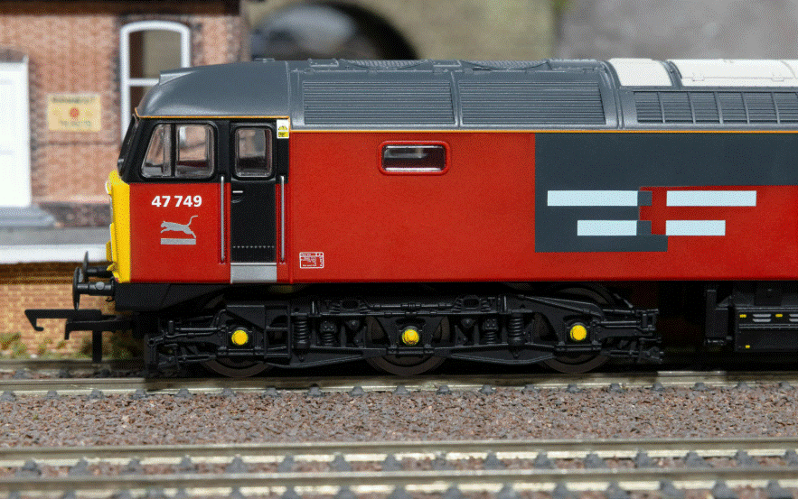 HORNBY R30543 RailRoad: RES - Class 47 - 'ATLANTIC COLLEGE' 47749 Era 8 - Sectorisation - DCC Ready 21 Pin