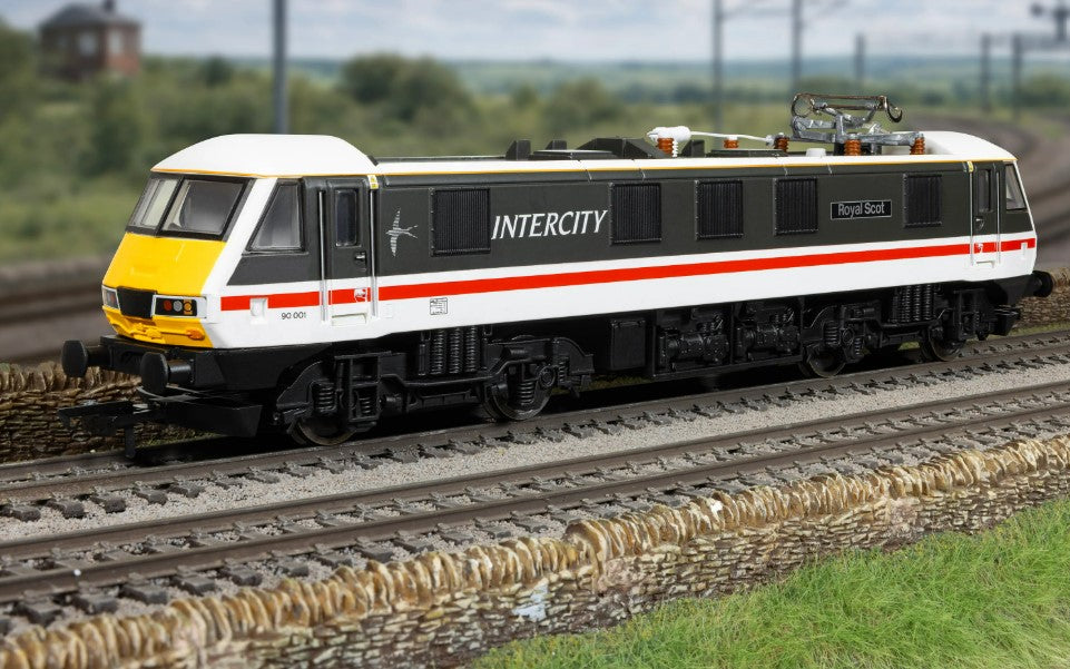 HORNBY R30529 RailRoad: BR - Intercity Class 90 - 'Royal Scot' 90001 DCC Ready - 21 Pin