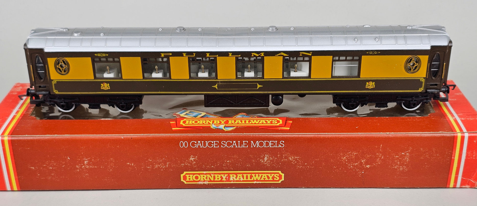 HORNBY R223 1st Class Pullman Coach  'Unnamed' - Chester Model Centre