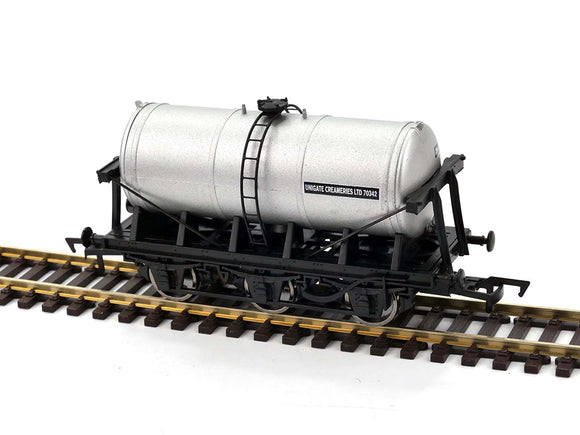 Dapol OO GAUGE 6 WHEEL MILK TANK UNIGATE CREAMERIES 70342 - Chester Model Centre