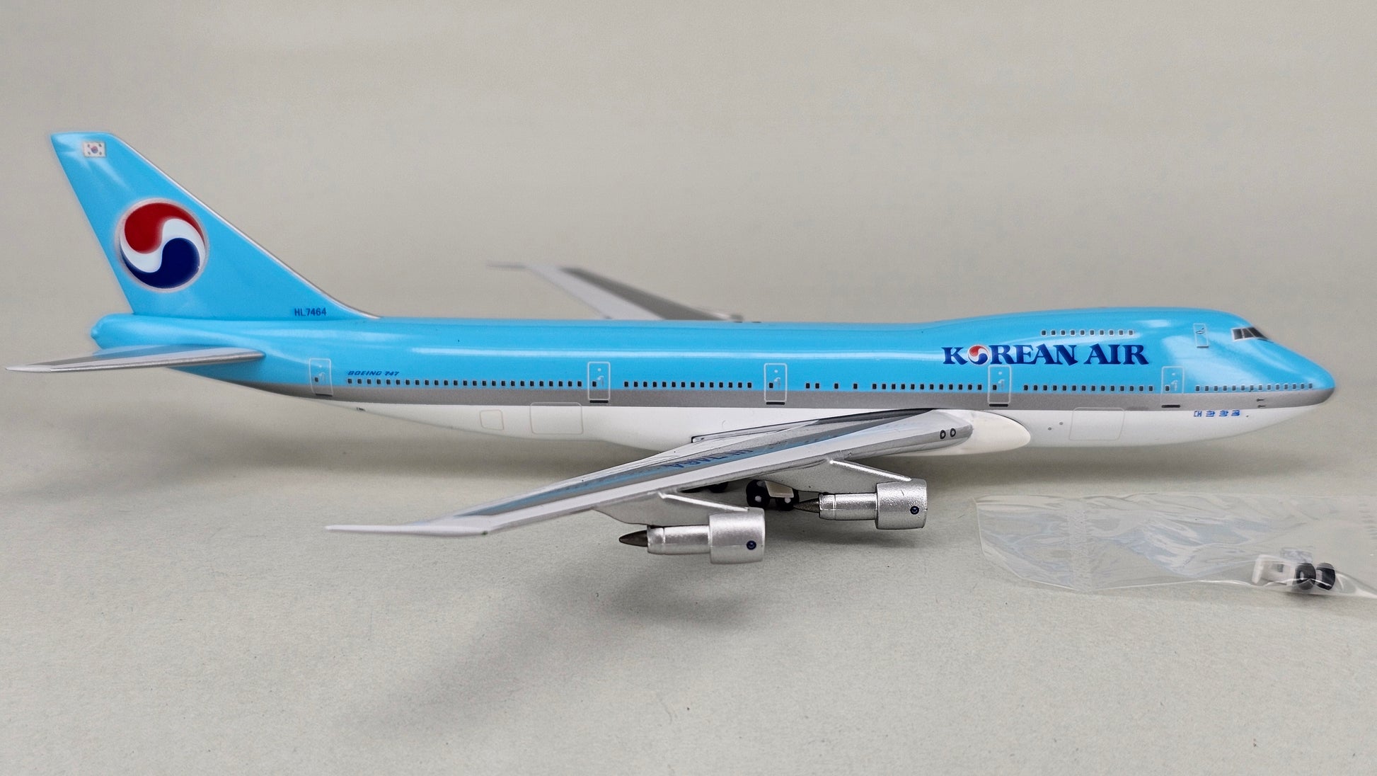 Aero Classics / Big Bird Limited Edition 1:400 Scale Die-cast Boeing 747-2B5B 'Korean Air Cargo' Model Aircraft. Reg No. HL7464 - Chester Model Centre