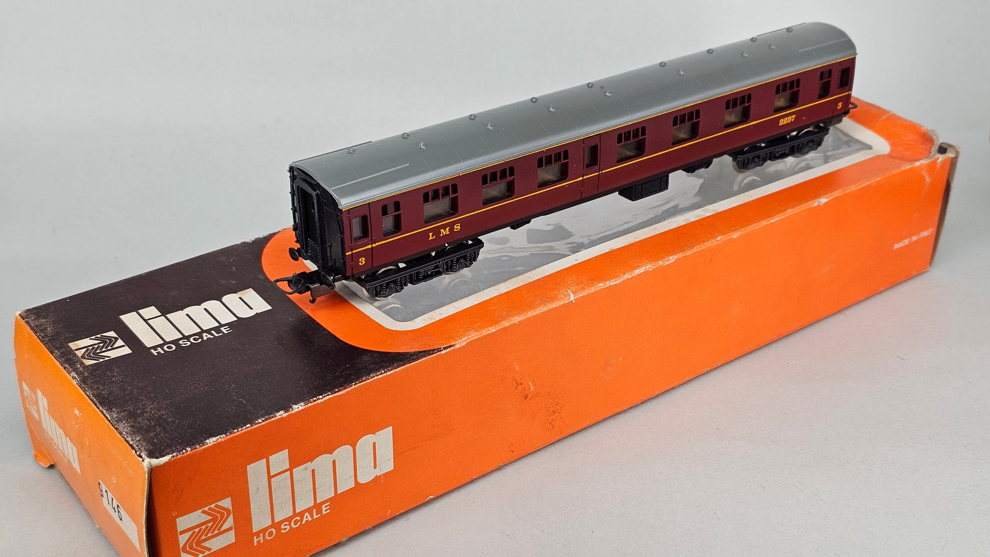LIMA HO Scale 9146 LMS Mk1 corridor composite coach in crimson (boxed) Running No.2257 (we have two of these) - Chester Model Centre