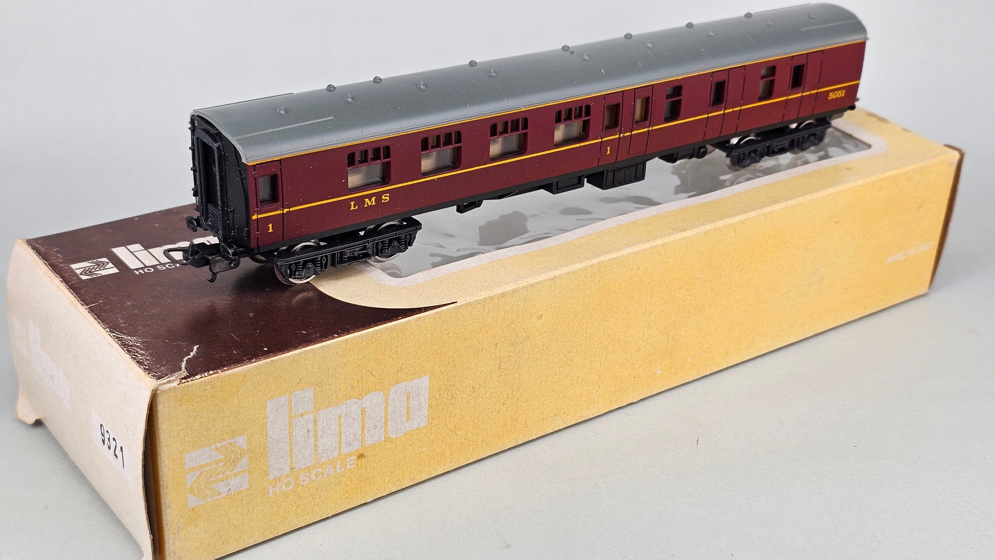 LIMA HO Scale 9321 LMS brake 1st-class corridor coach in crimson (boxed) Running No.5051 (we have three of these) - Chester Model Centre