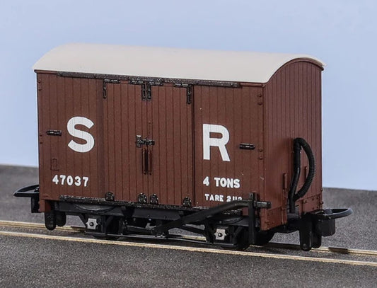 PECO GR-221C BOX VAN, SR Brown Livery No.47037 - Chester Model Centre