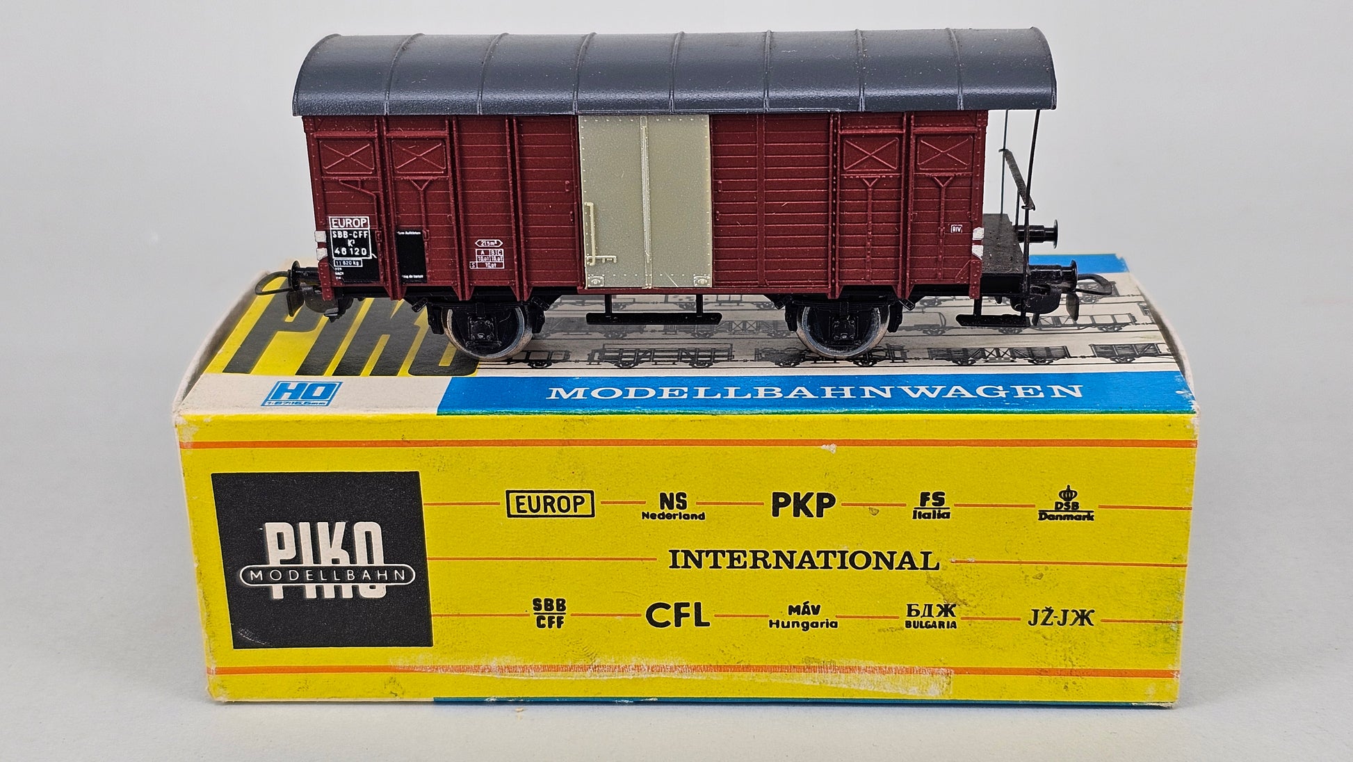 Piko 5/6455-171 Covered Goods Wagon - Chester Model Centre