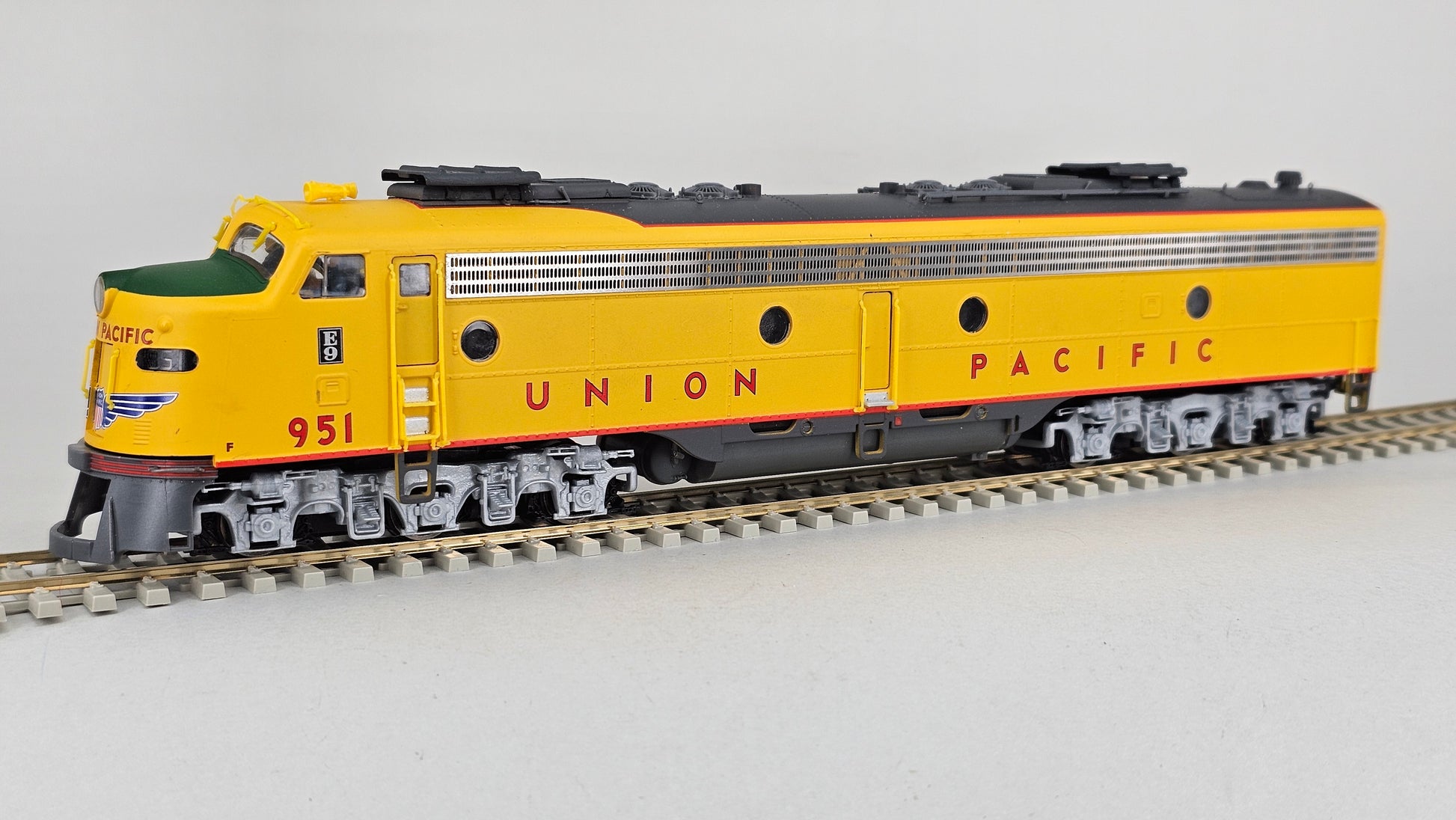 PROTO 2000 SERIES HO Scale 8037 E8/9 Locomotive UP #951 - Chester Model Centre