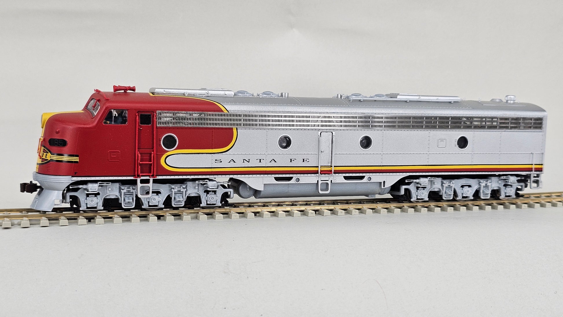PROTO 2000 SERIES #8017 HO Gauge E8/9 Locomotive AT&SF #85 - Chester Model Centre