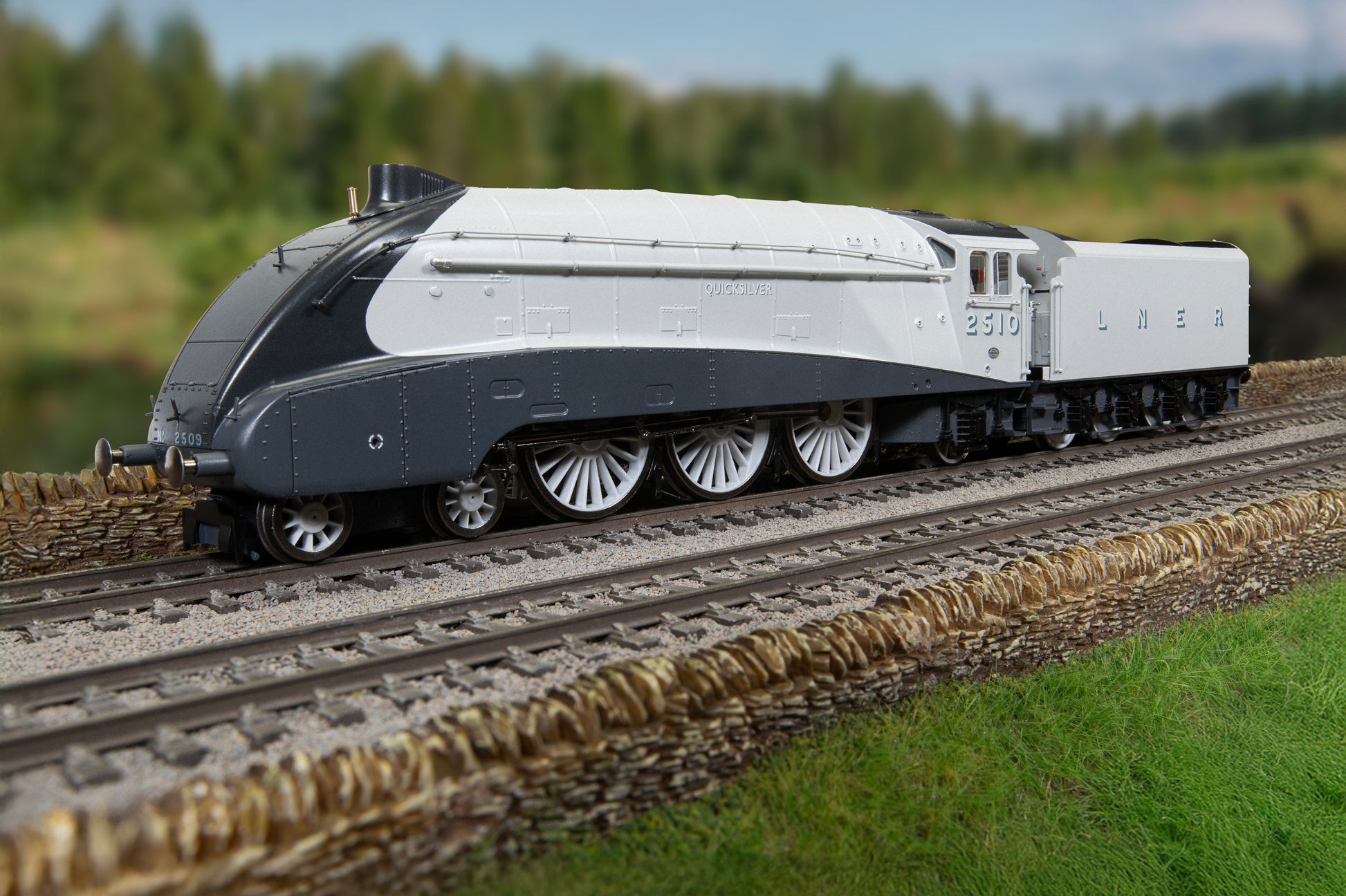 R30457 Hornby Dublo LNER Class A4 4-6-2 - 2510 'QuickSilver' (Silver Jubilee Collection) - Chester Model Centre