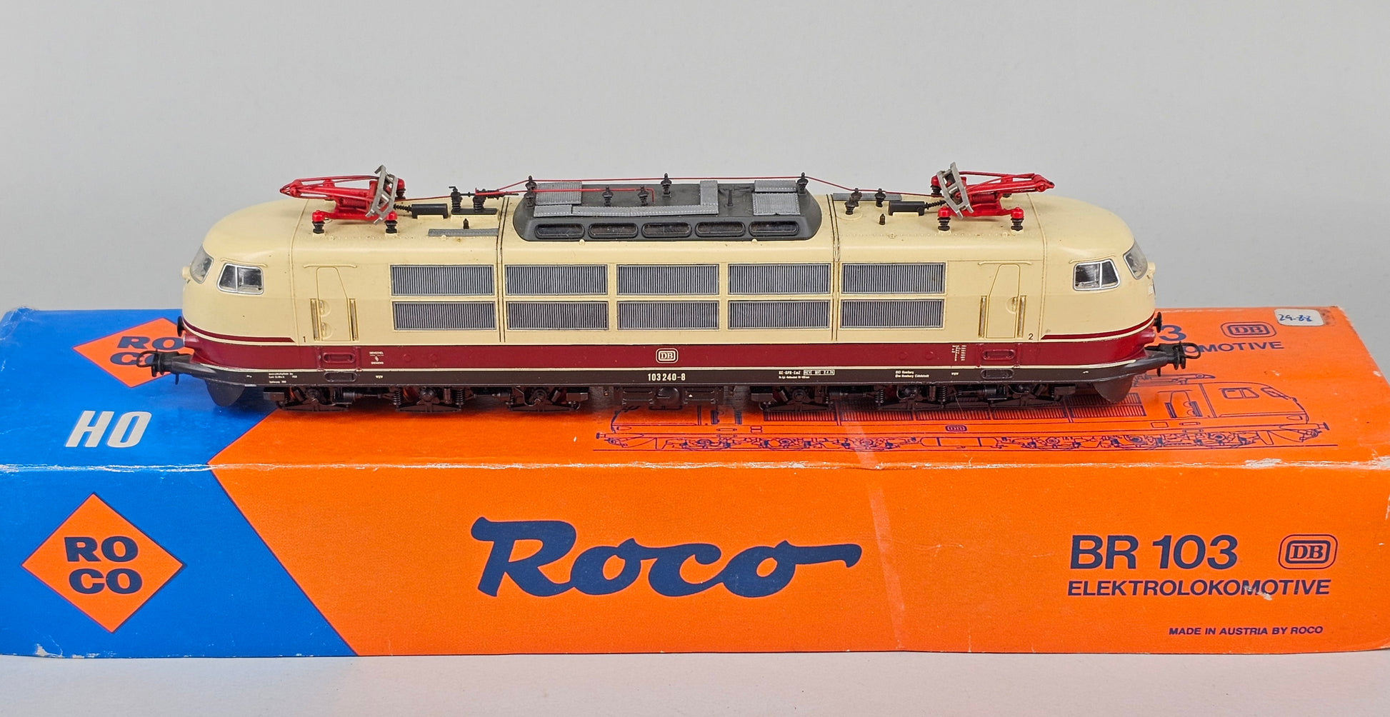 Roco 43418 BR 215 Diesel Locomotive Blue/Cream - Chester Model Centre